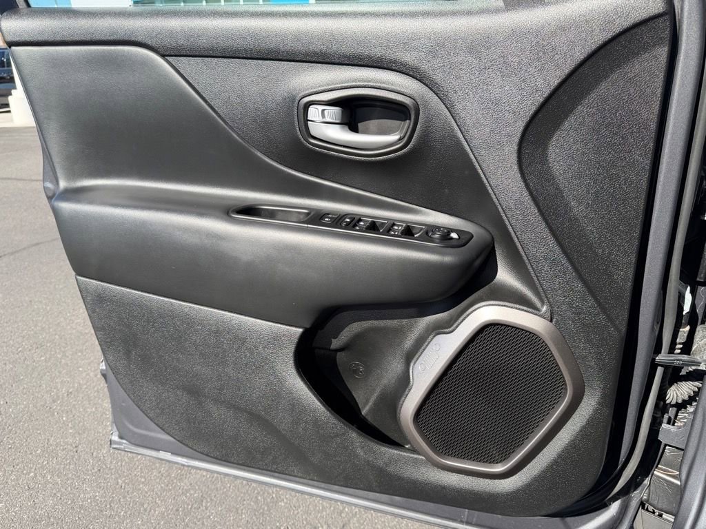 Used 2023 Jeep Renegade Latitude w/ Premium Group image 13