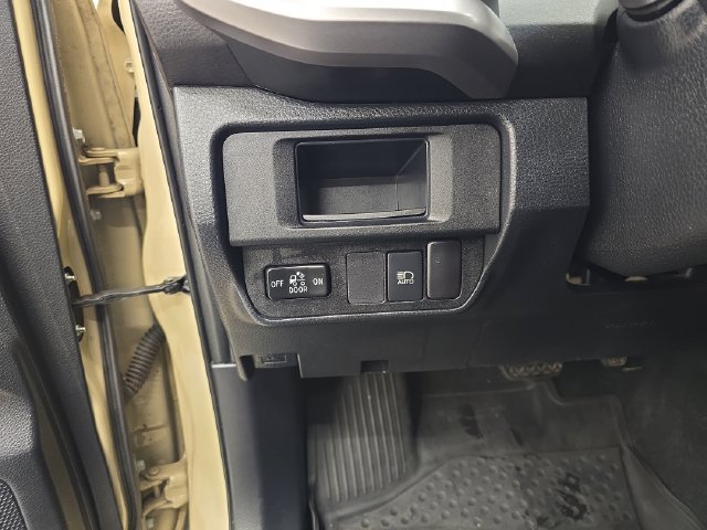 Used 2018 Toyota Tacoma SR5 AWD/4WD image 32