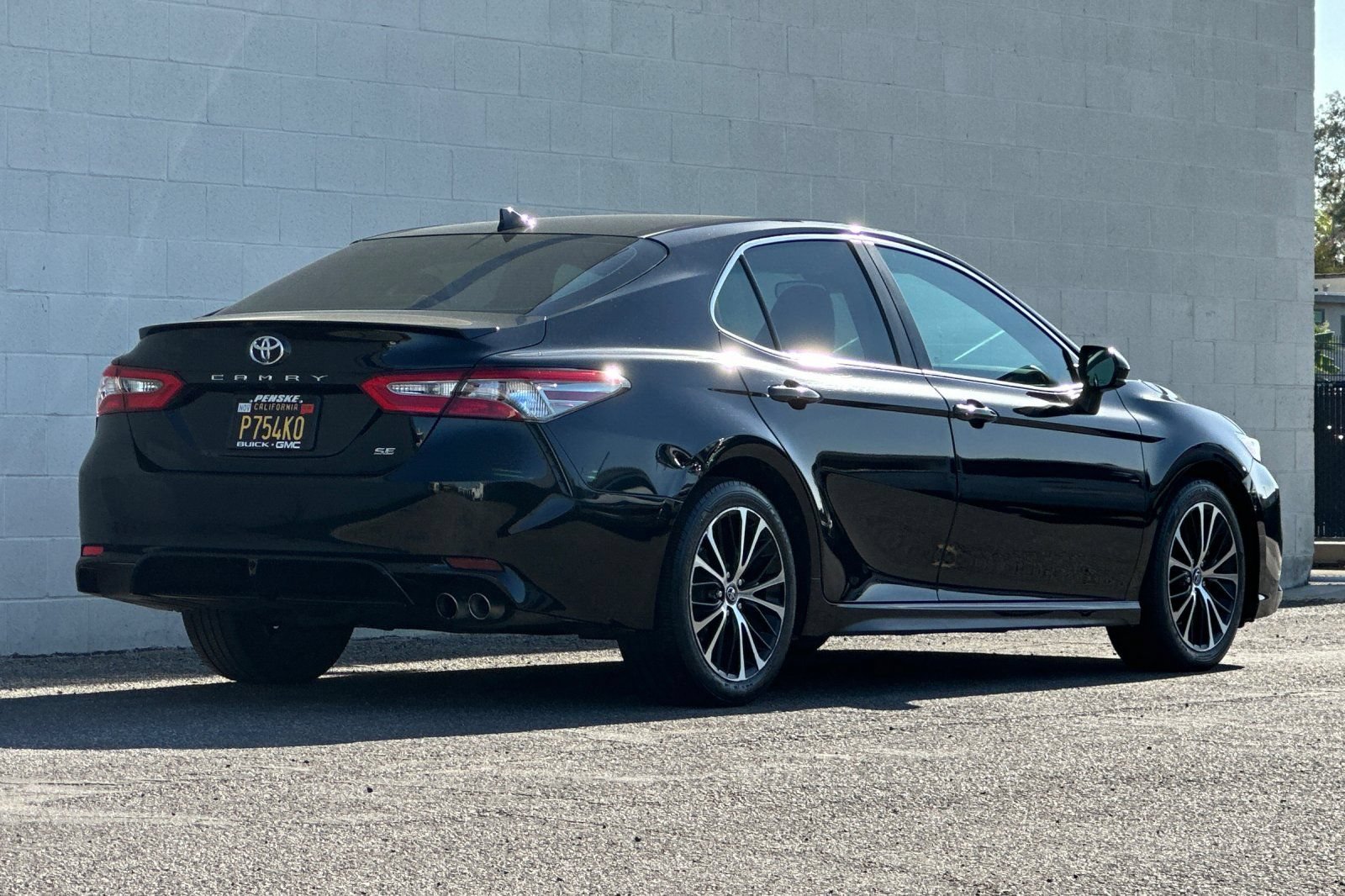 Used 2019 Toyota Camry SE FWD image 4