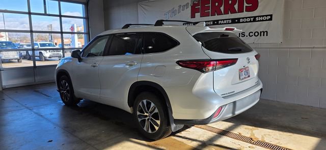 Used 2022 Toyota Highlander XLE image 3