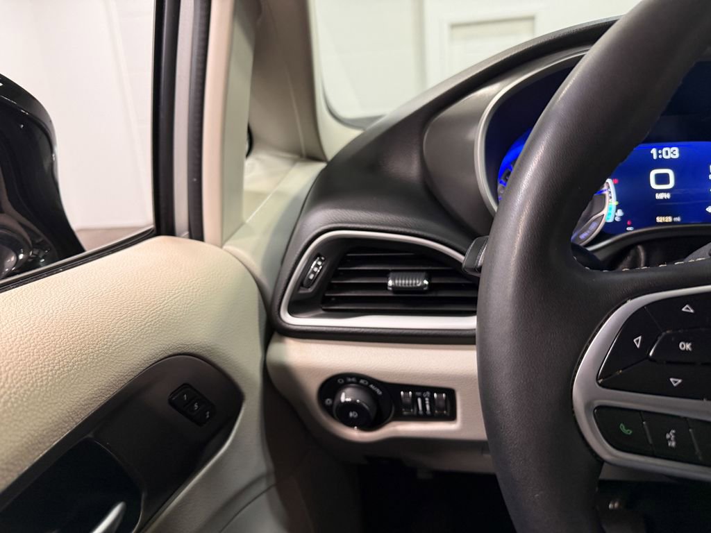 Used 2024 Chrysler Pacifica Touring-L image 79