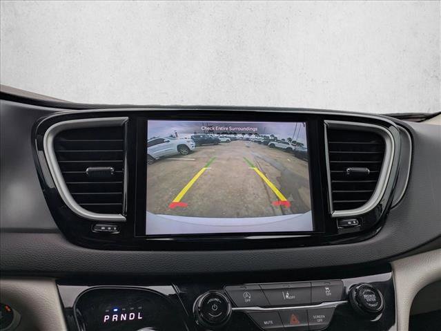 Used 2022 Chrysler Pacifica Touring-L image 13