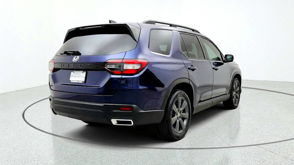 Used 2025 Honda Pilot Sport image 5