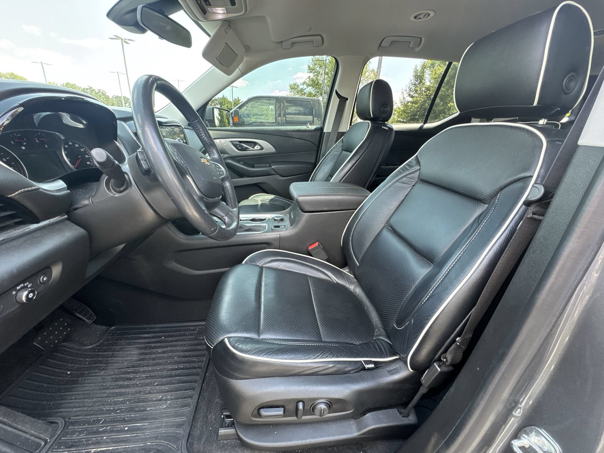Used 2020 Chevrolet Traverse LT FWD image 3