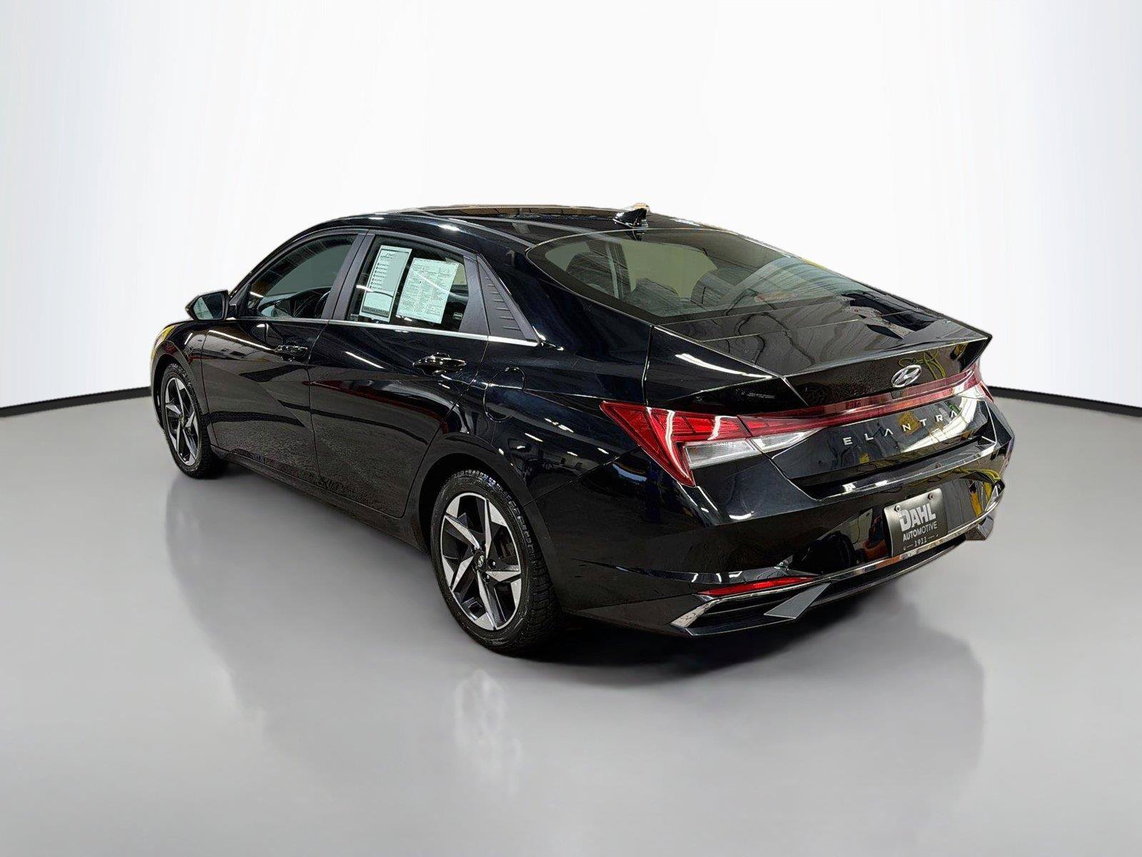 Used 2021 Hyundai Elantra SEL w/ Convenience + Premium Package FWD image 9