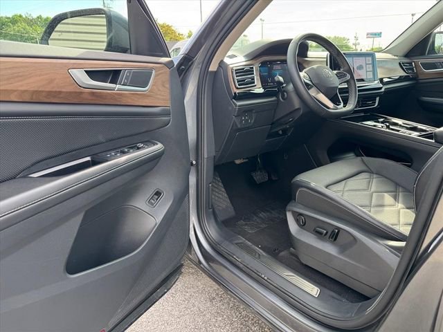Used 2024 Volkswagen Atlas SE AWD/4WD image 15
