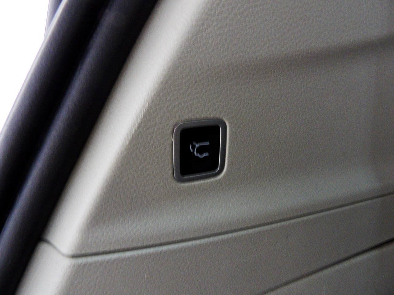 Used 2022 Chrysler Voyager LX FWD image 13