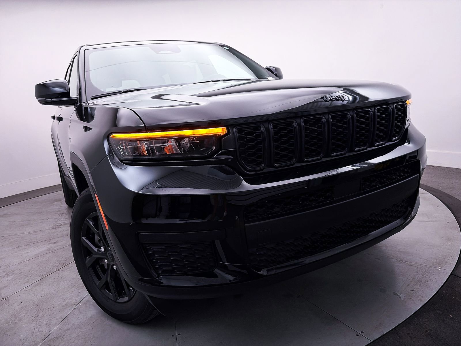 Used 2025 Jeep Grand Cherokee L Altitude AWD/4WD image 8
