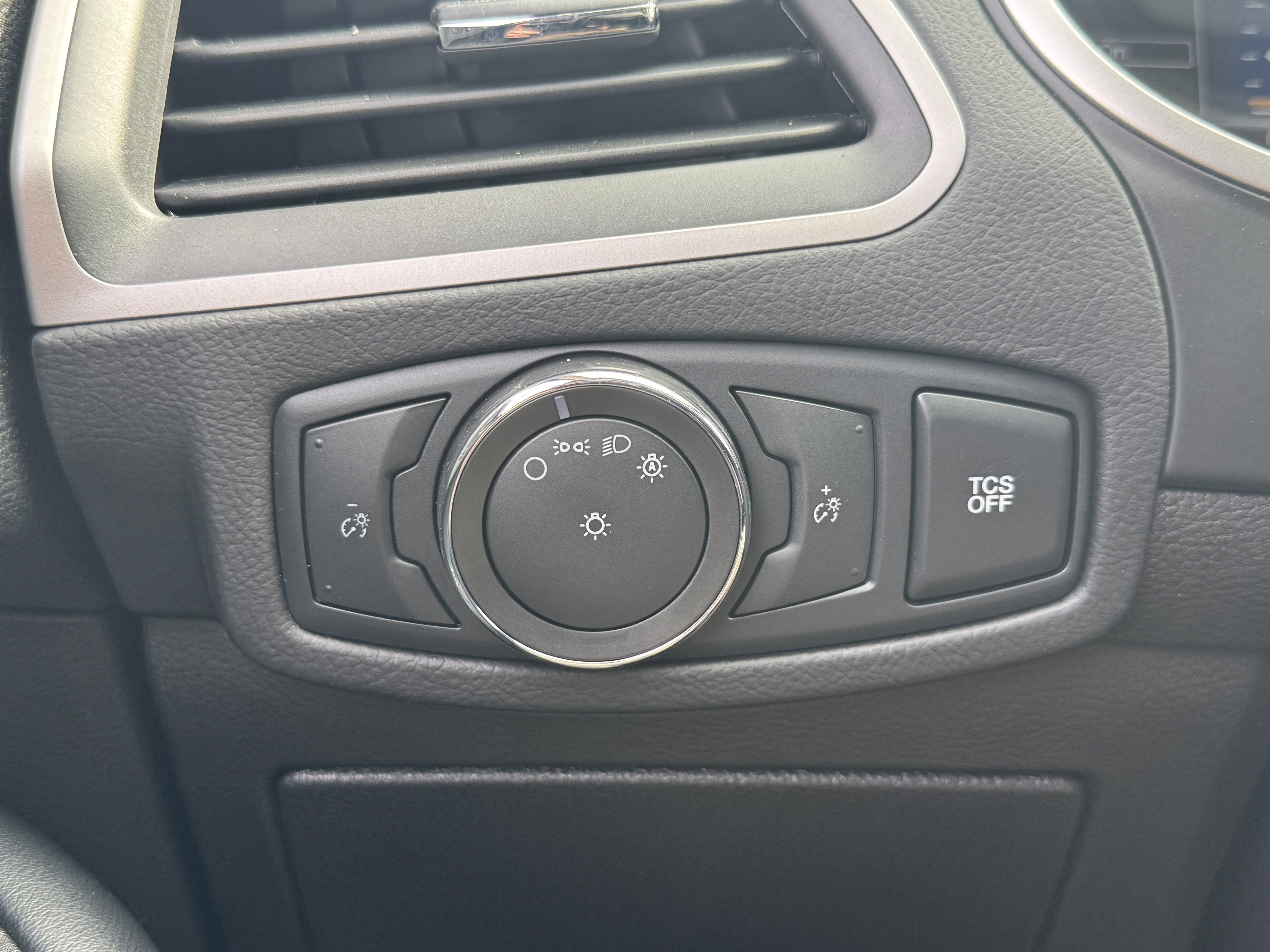 Used 2021 Ford Edge SE image 32