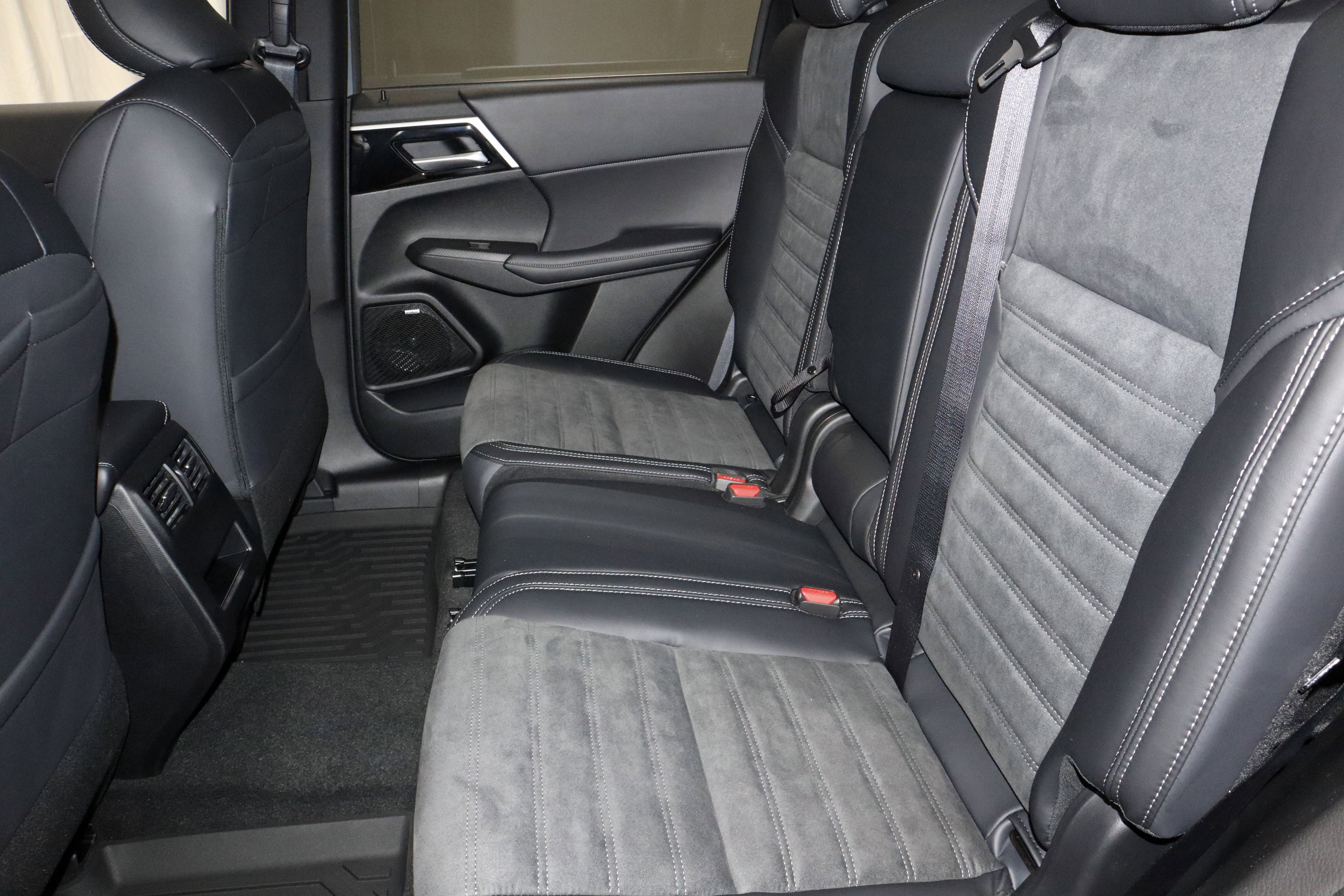 New 2026 Mitsubishi Outlander SE image 16