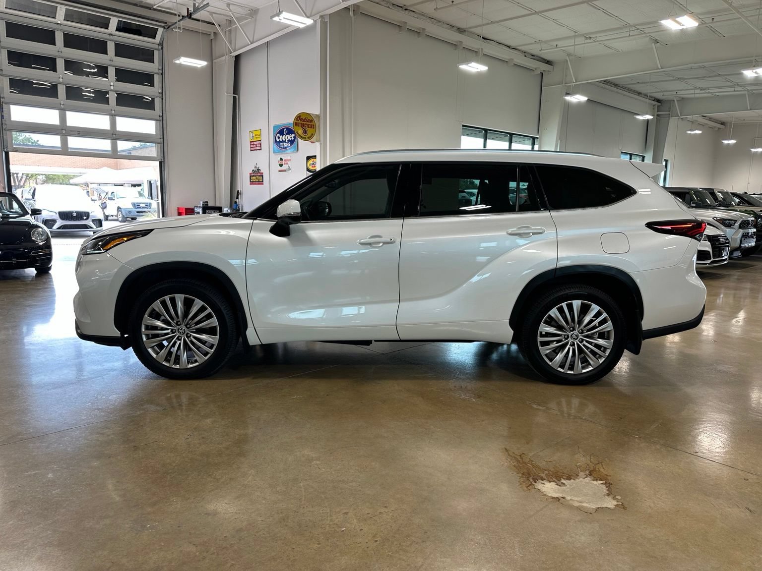 Used 2024 Toyota Highlander Platinum AWD/4WD image 4