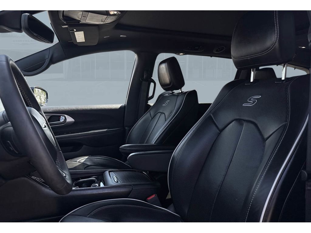 Used 2025 Chrysler Pacifica Limited image 11