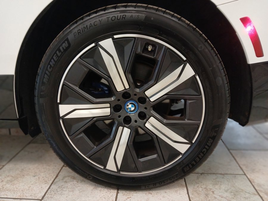 Used 2023 BMW iX xDrive50 w/ Sport Package image 27