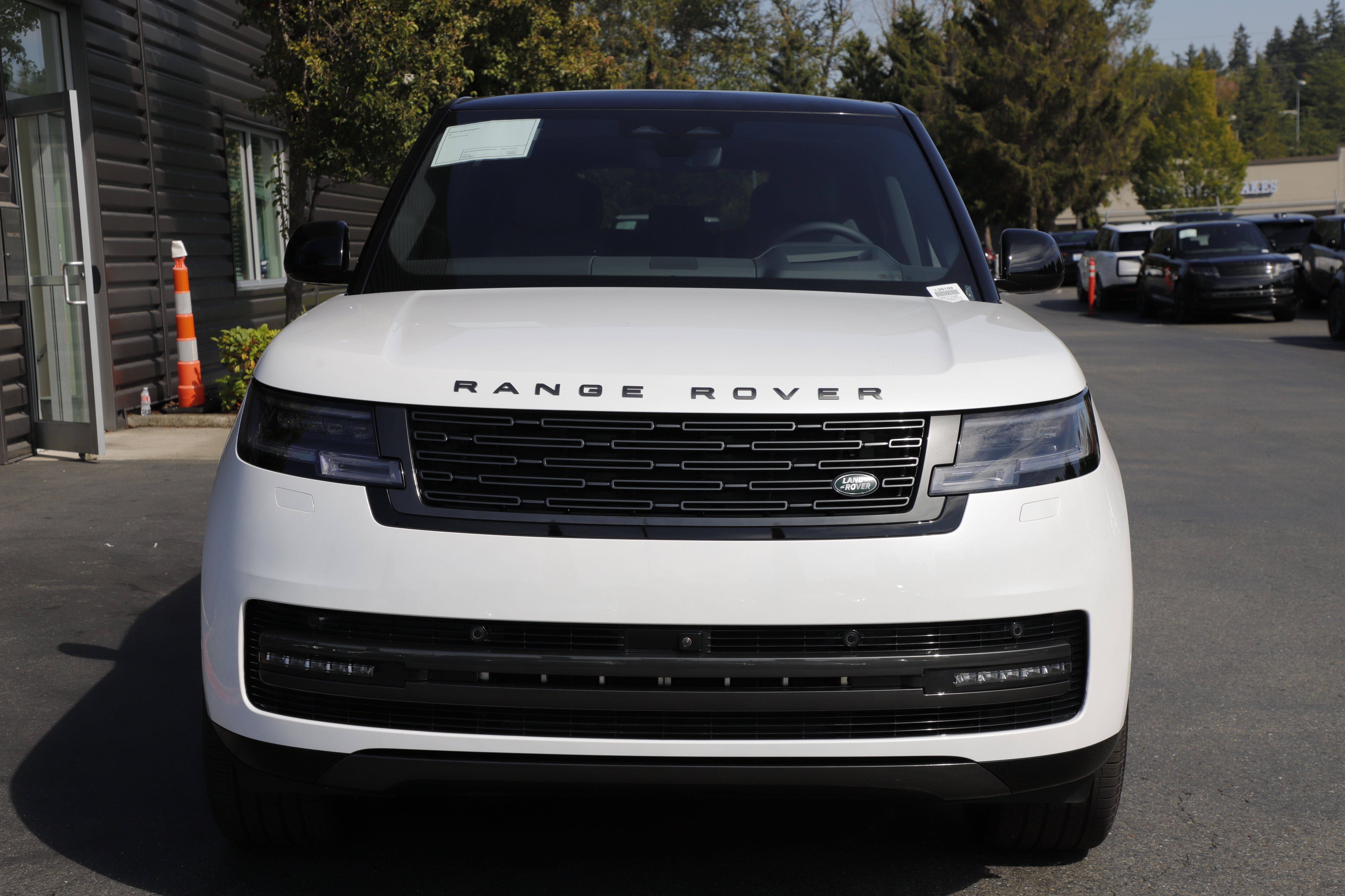 New 2026 Land Rover Range Rover Long Wheelbase SE AWD/4WD image 4