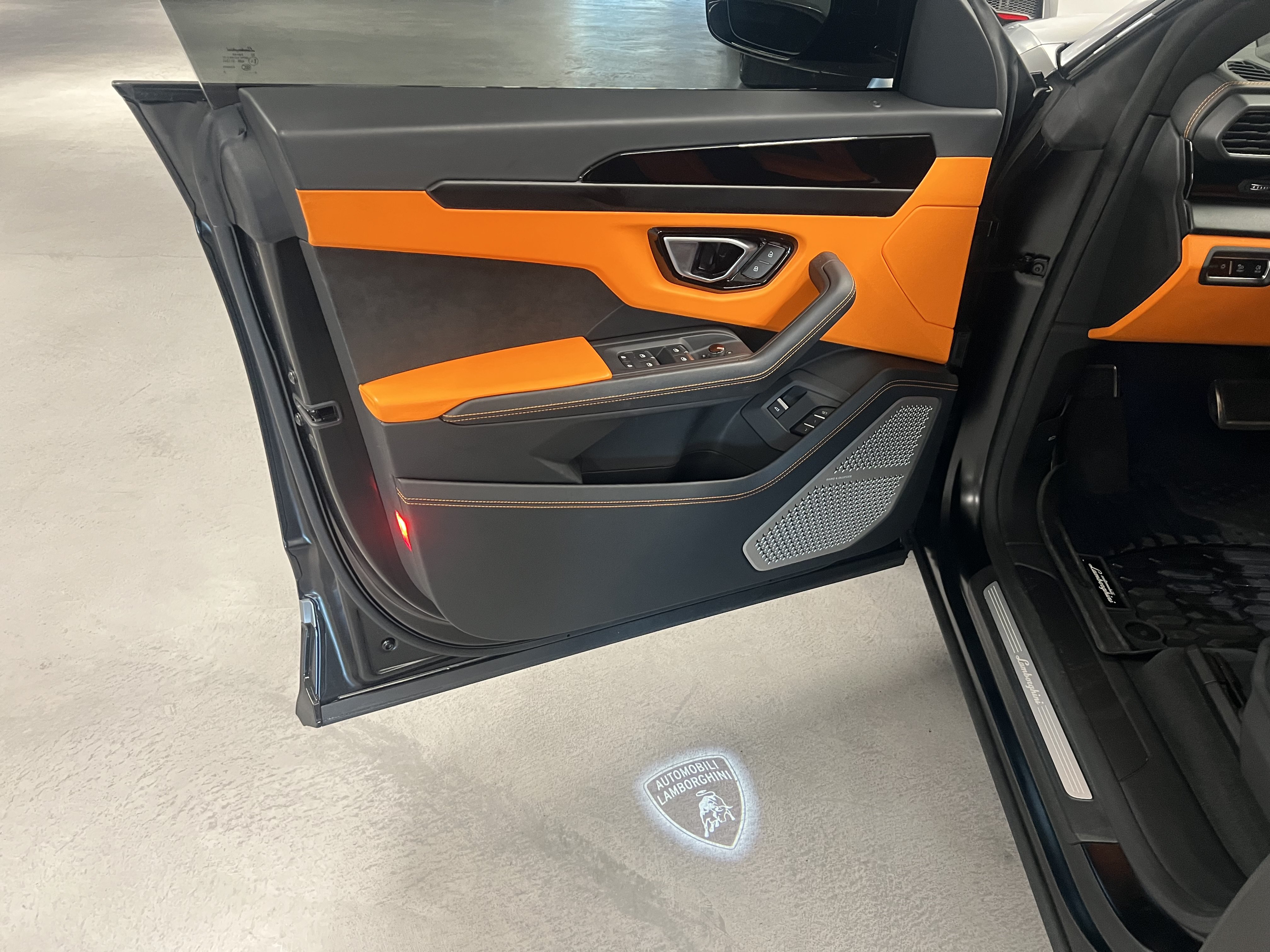 Used 2021 Lamborghini Urus AWD/4WD image 13