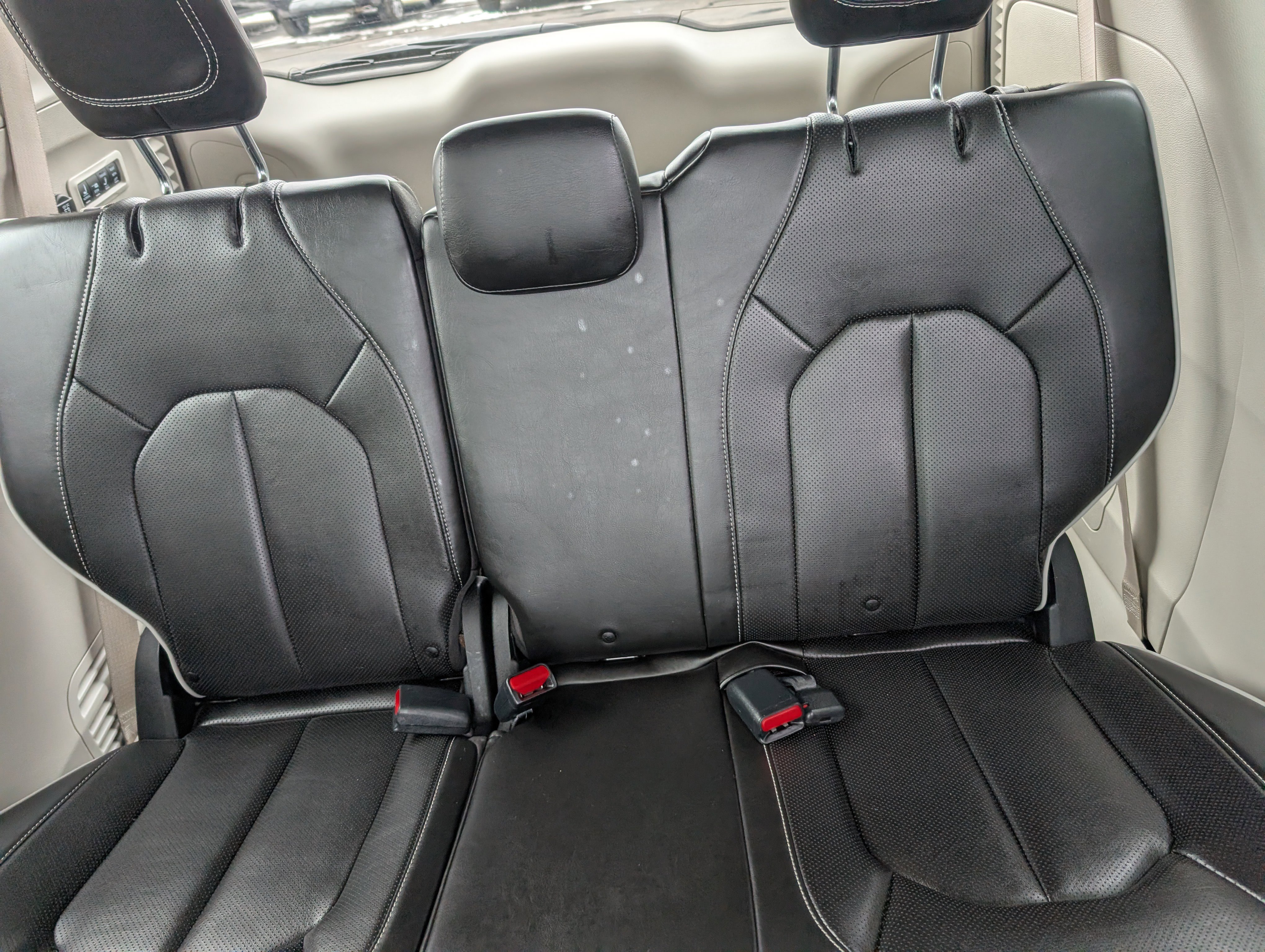 Used 2021 Chrysler Pacifica Limited w/ Uconnect Theater Family Group image 27