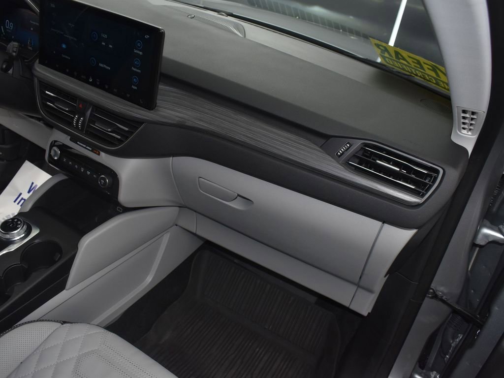 Used 2024 Ford Escape Platinum w/ Premium Technology Package AWD/4WD image 40