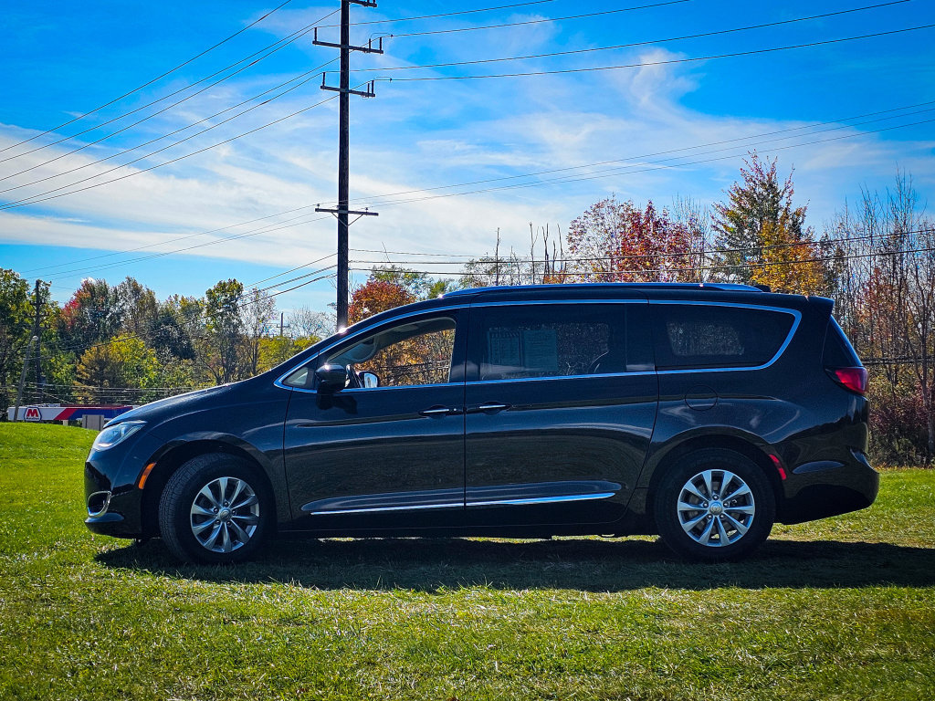 Used 2019 Chrysler Pacifica Touring-L FWD image 6