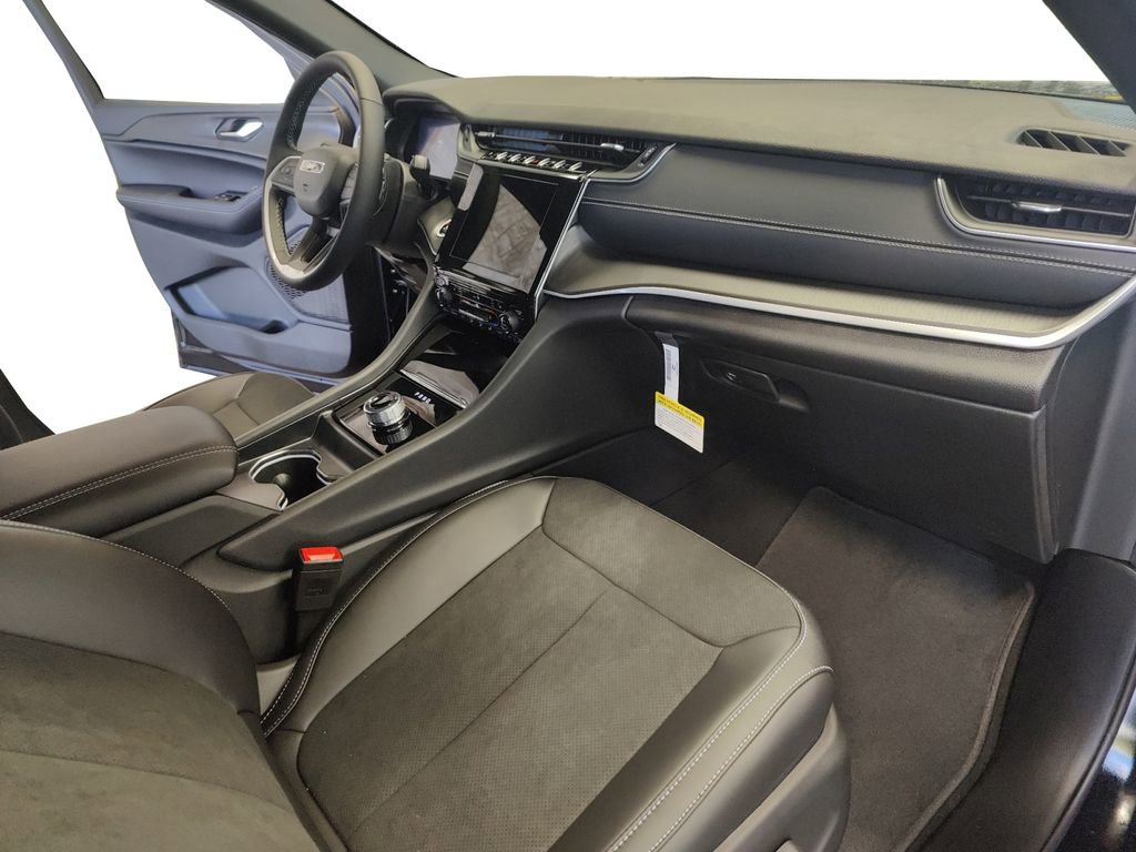 New 2025 Jeep Grand Cherokee Altitude image 17