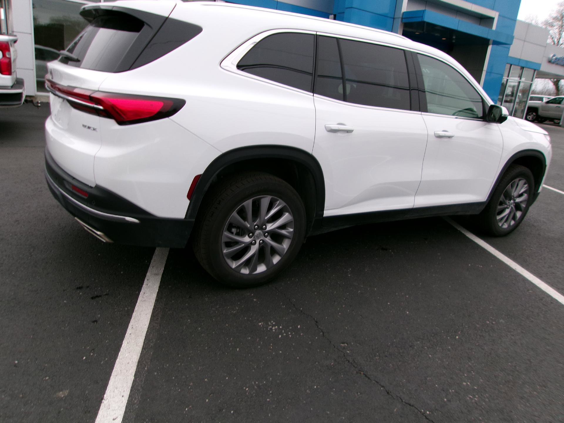 Used 2025 Buick Enclave Preferred image 3