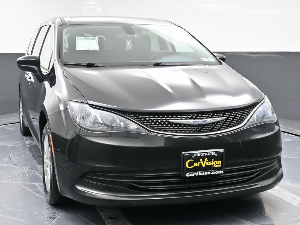 Used 2020 Chrysler Voyager L image 4