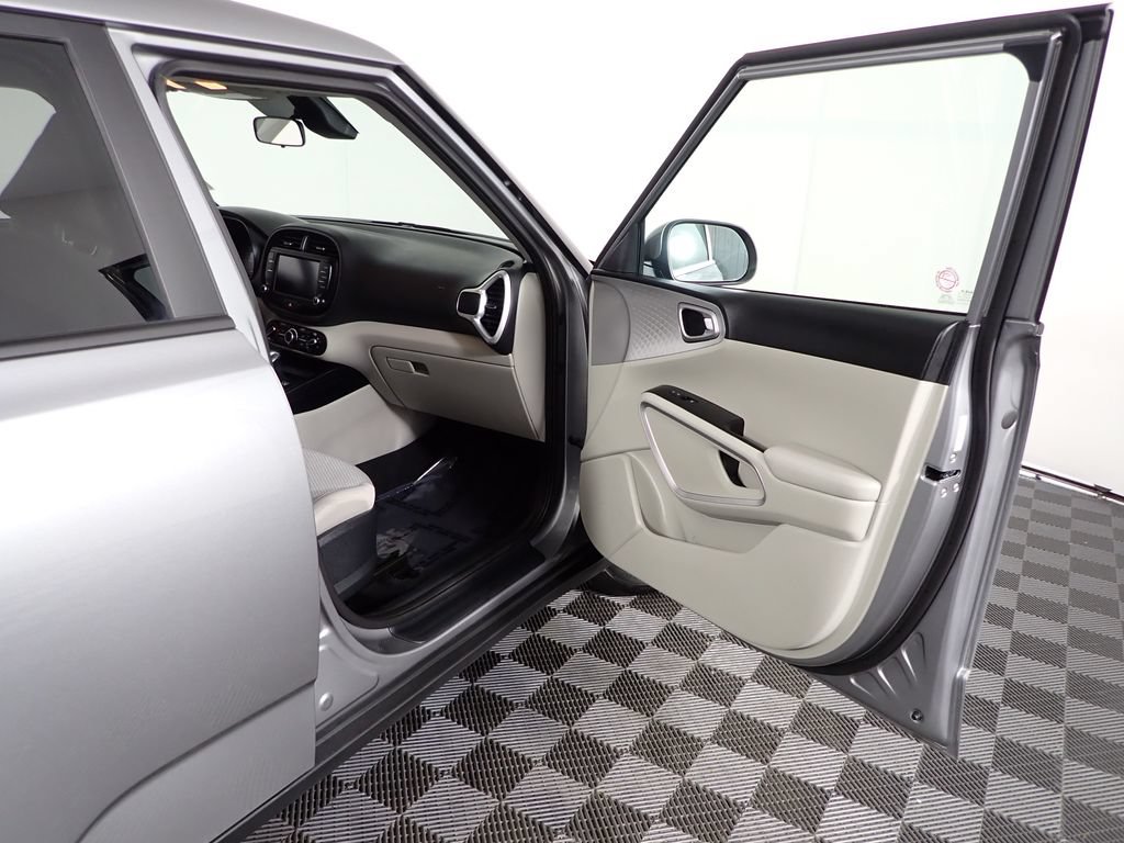 Used 2025 Kia Soul LX w/ LX Technology Package FWD image 40