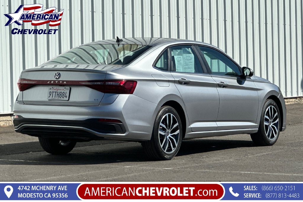 Used 2025 Volkswagen Jetta SE FWD image 4
