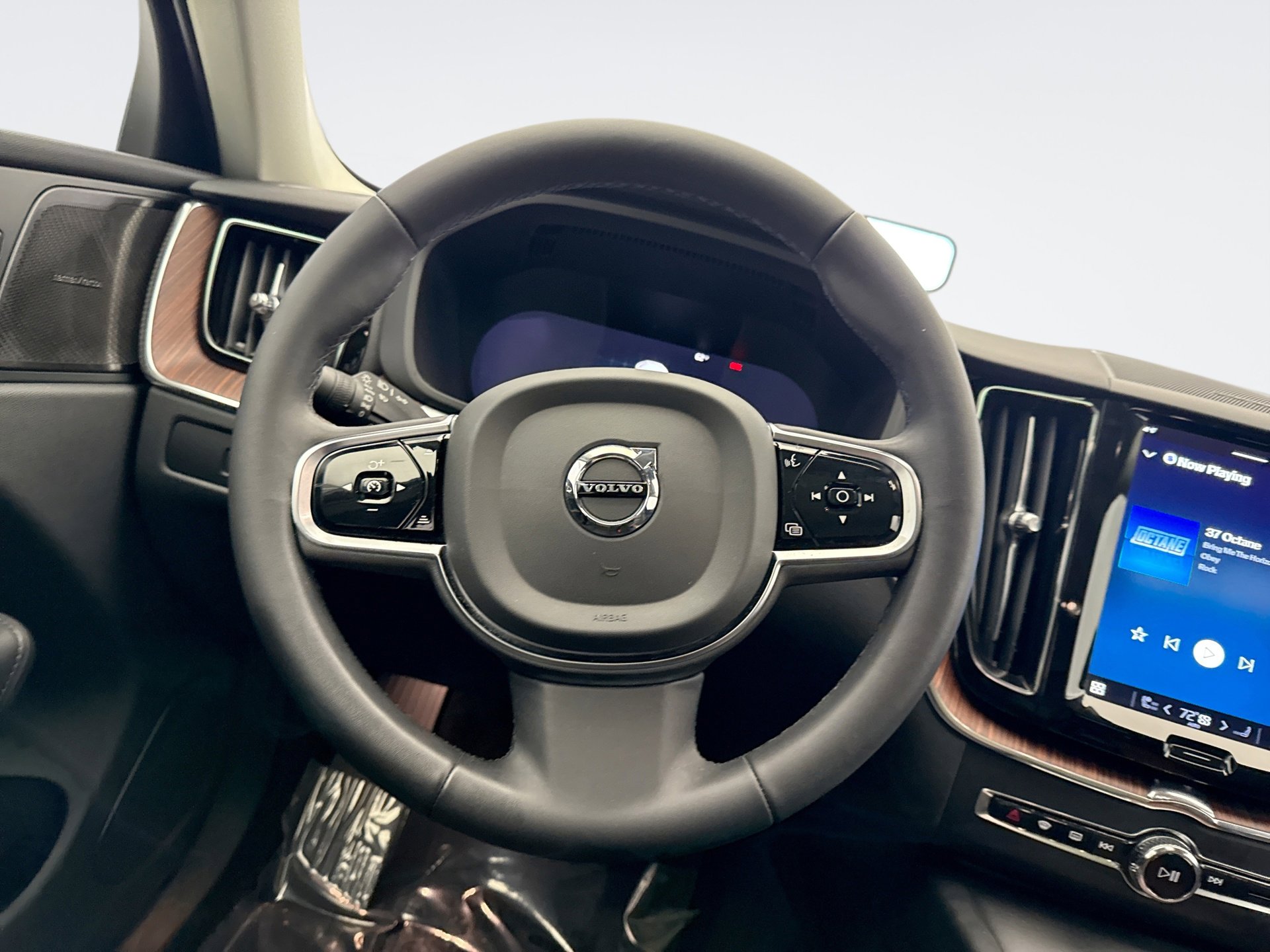 Used 2023 Volvo XC60 B5 Plus image 12