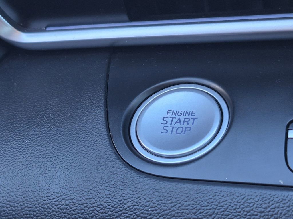 Used 2023 Hyundai Elantra Limited image 29