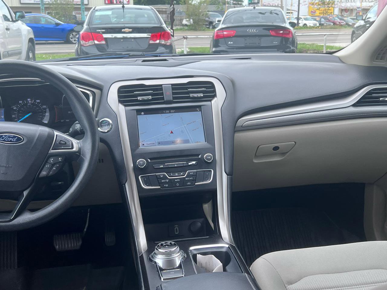 Used 2017 Ford Fusion SE w/ Fusion SE Technology Package image 8