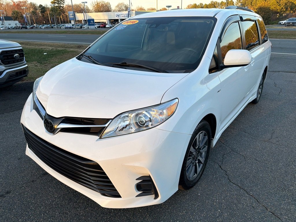 Used 2020 Toyota Sienna LE image 4