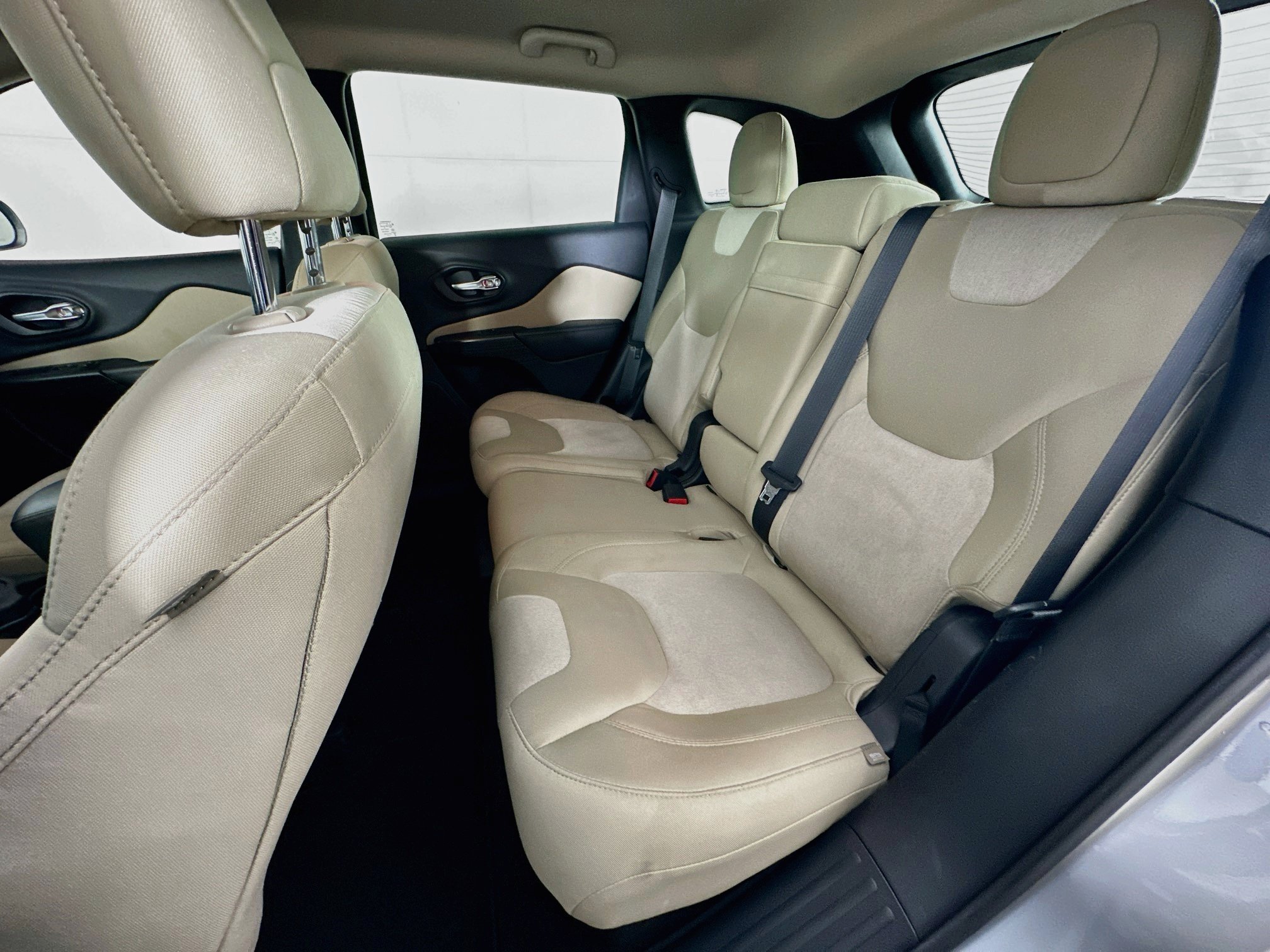 Used 2015 Jeep Cherokee Sport FWD image 24