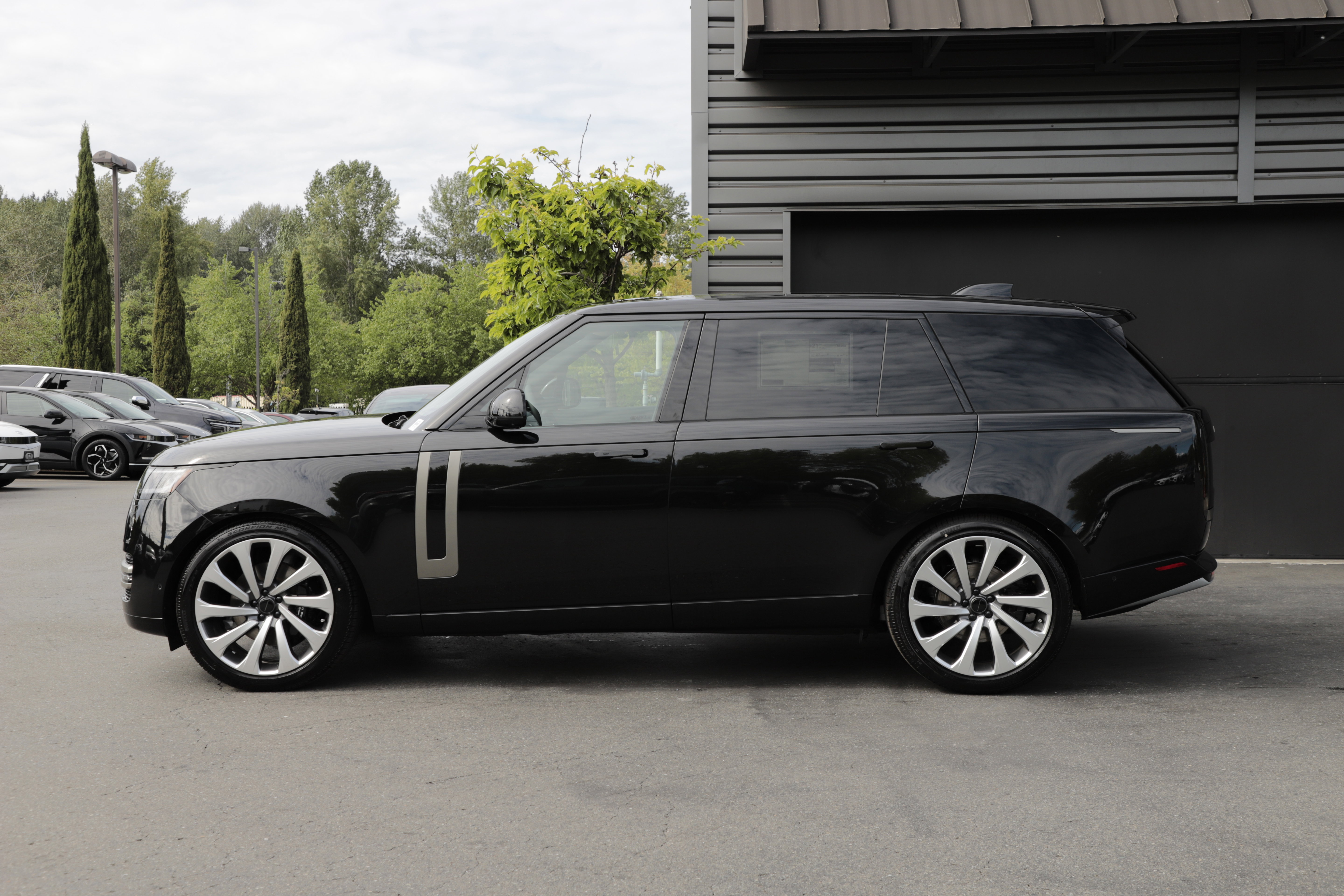New 2026 Land Rover Range Rover Long Wheelbase SE AWD/4WD image 7