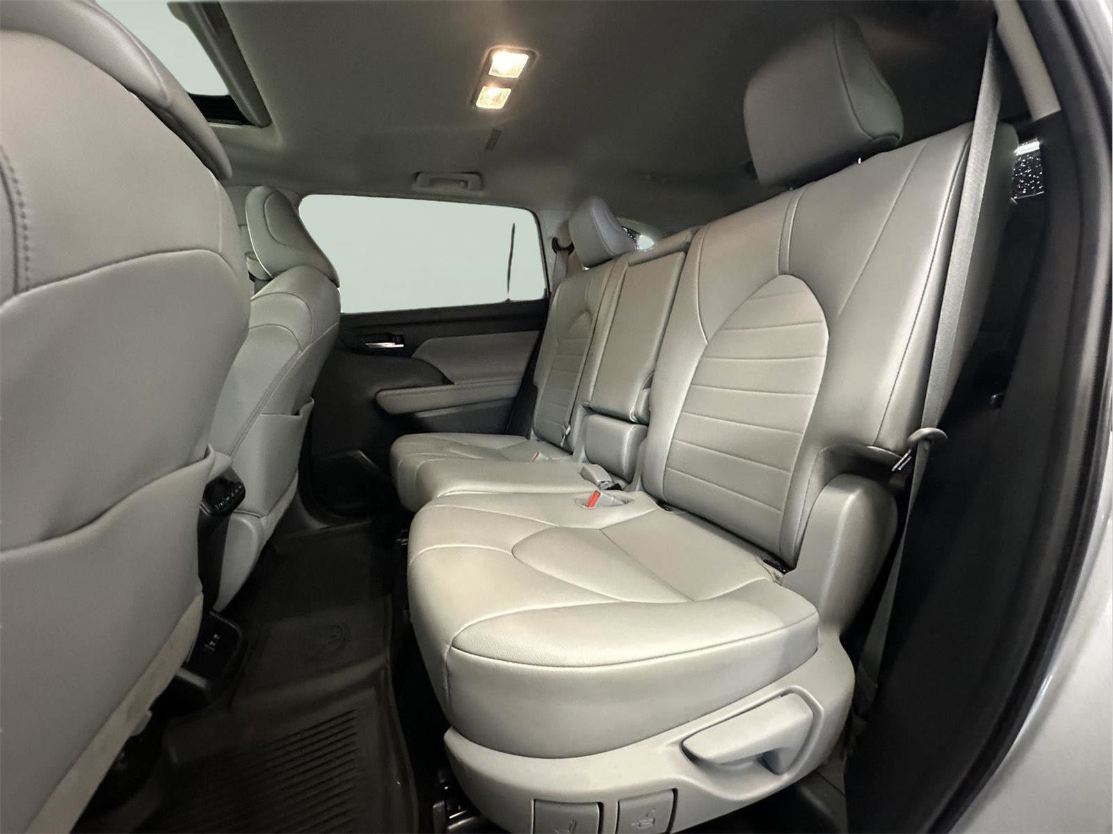 Used 2021 Toyota Highlander XLE image 27