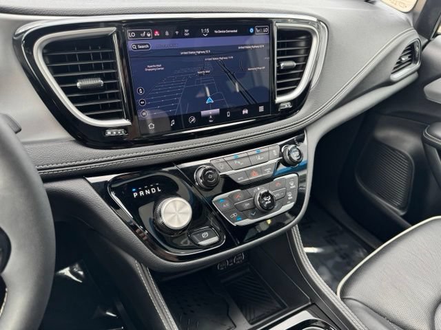 Used 2025 Chrysler Pacifica Limited FWD image 15