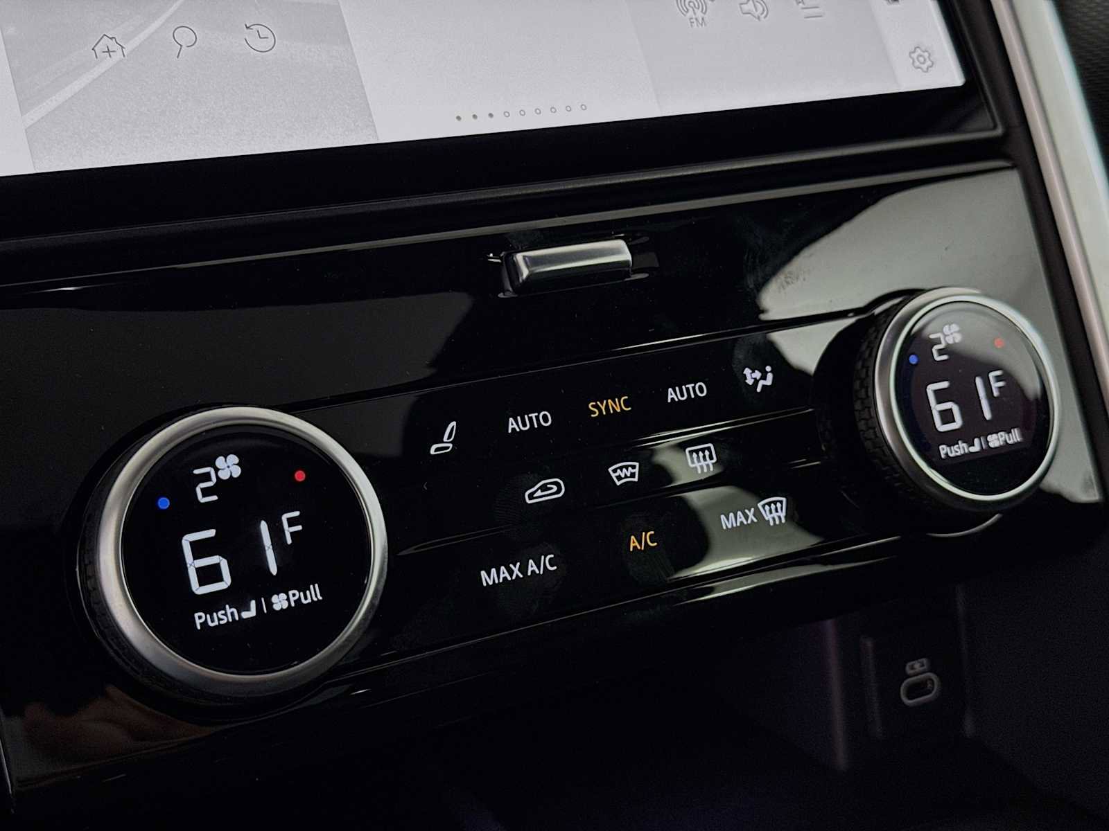 New 2025 Land Rover Discovery Dynamic SE image 16