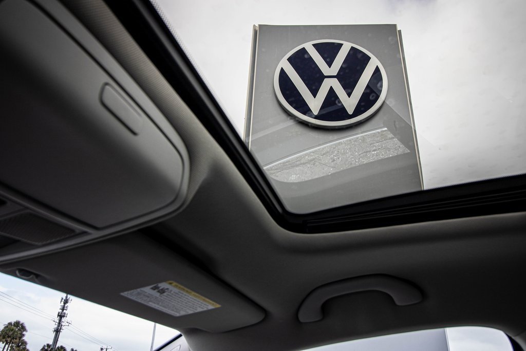 Used 2018 Volkswagen Passat 2.0T SE image 2