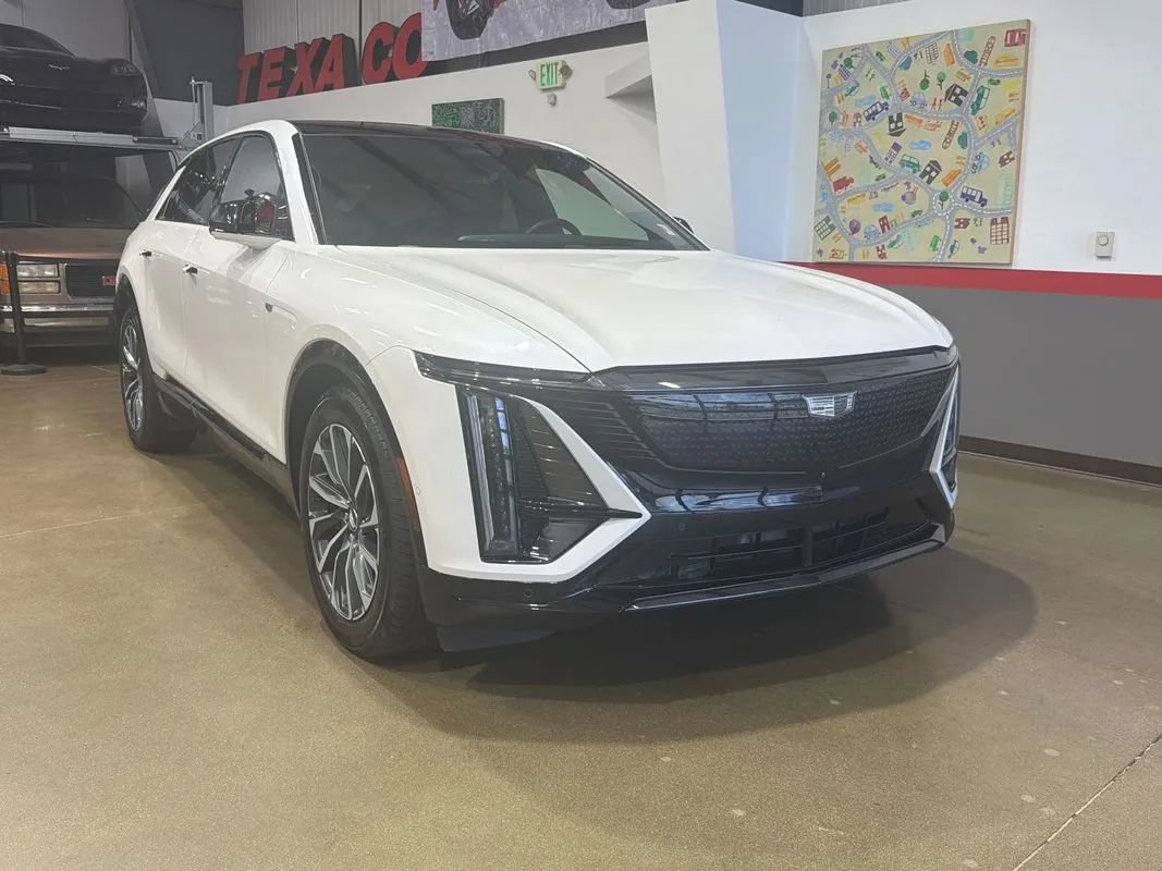 Used 2024 Cadillac Lyriq Sport AWD/4WD image 36