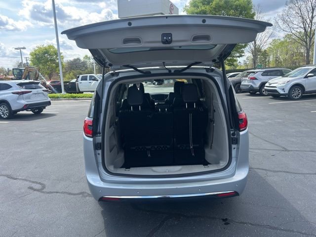 Used 2024 Chrysler Pacifica Touring-L image 7