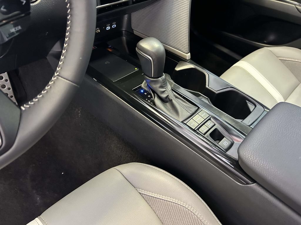 Used 2025 Toyota Camry SE w/ Convenience Package FWD image 18
