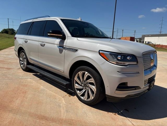 Used 2022 Lincoln Navigator Reserve AWD/4WD image 3