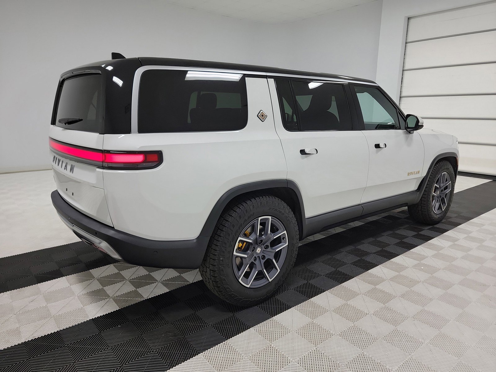 Used 2024 Rivian R1S Adventure image 5