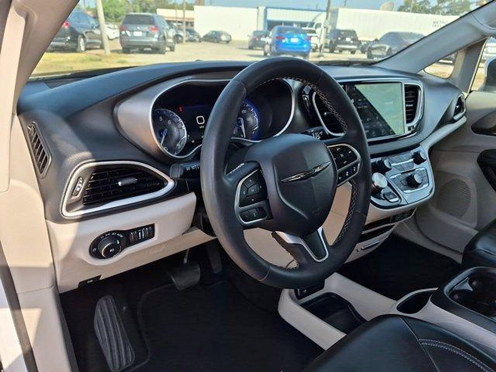 Used 2023 Chrysler Pacifica Touring-L FWD image 10