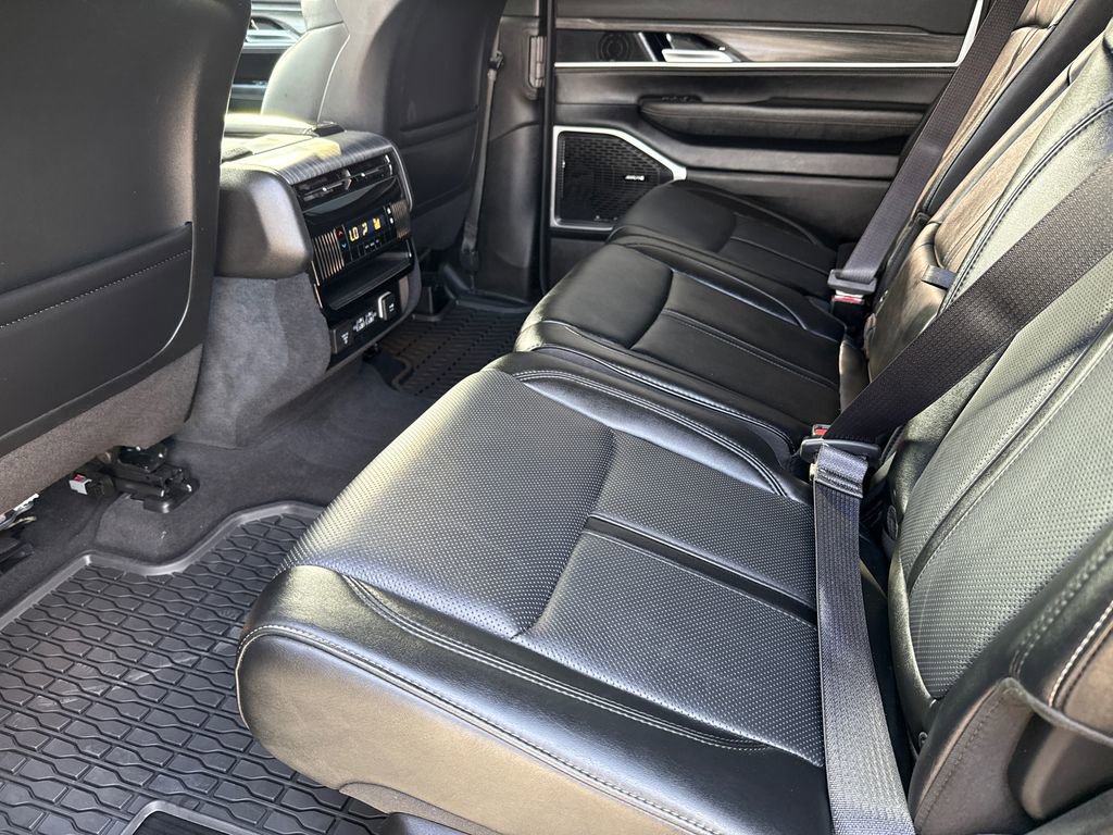 Used 2024 Jeep Wagoneer Series II w/ Flexible Seating Group AWD/4WD image 17