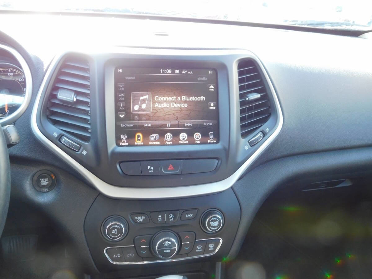 Used 2017 Jeep Cherokee Trailhawk image 12