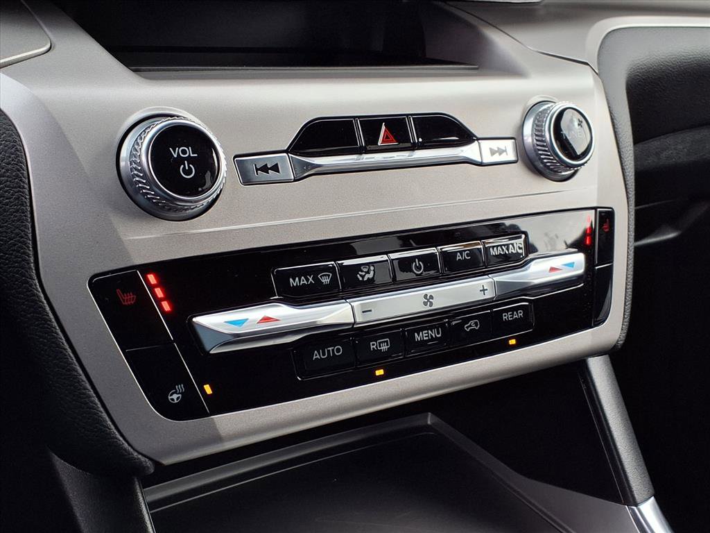 Used 2022 Ford Explorer XLT w/ Equipment Group 202A image 22