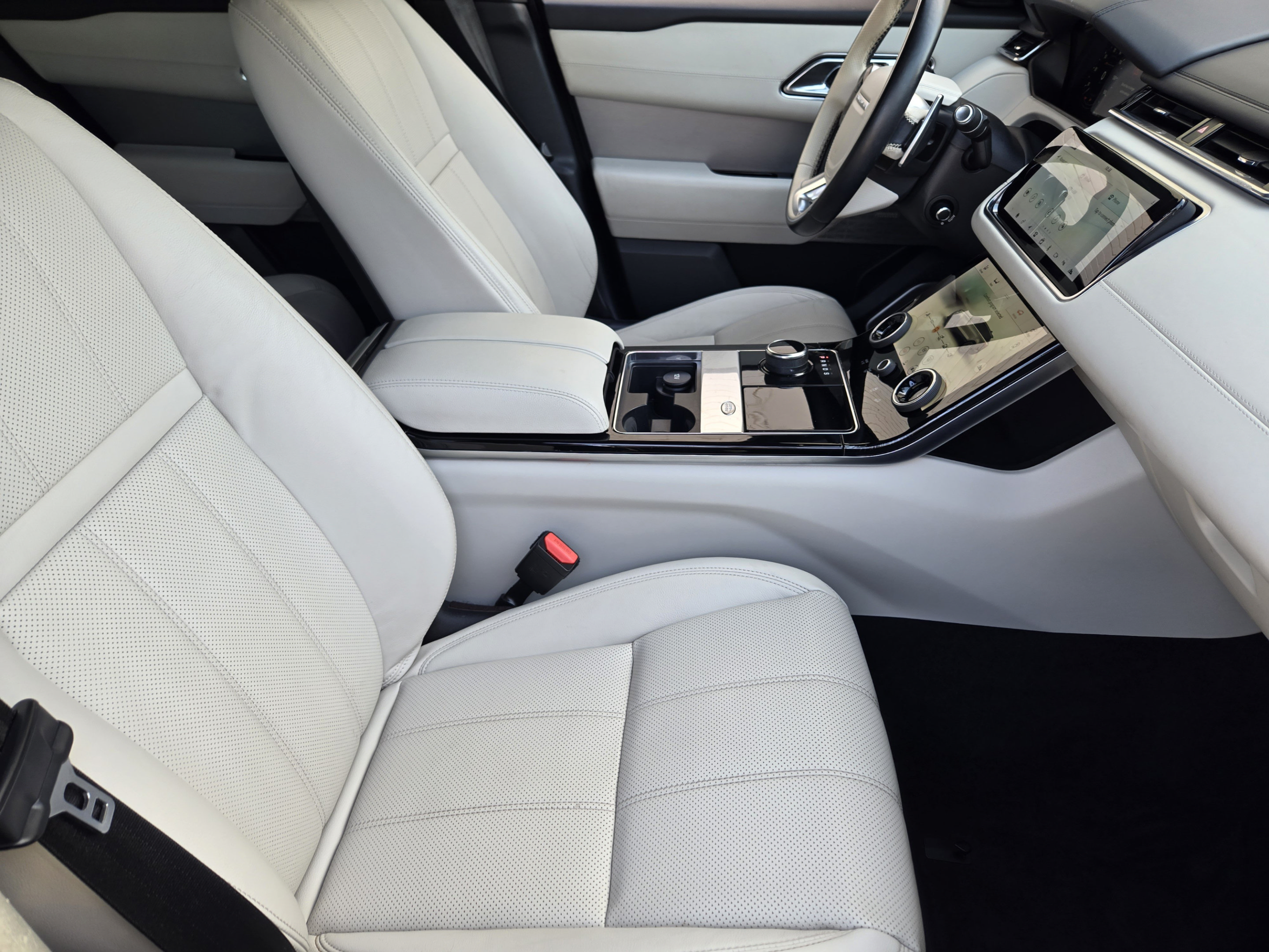 Used 2018 Land Rover Range Rover Velar R-Dynamic SE AWD/4WD image 12