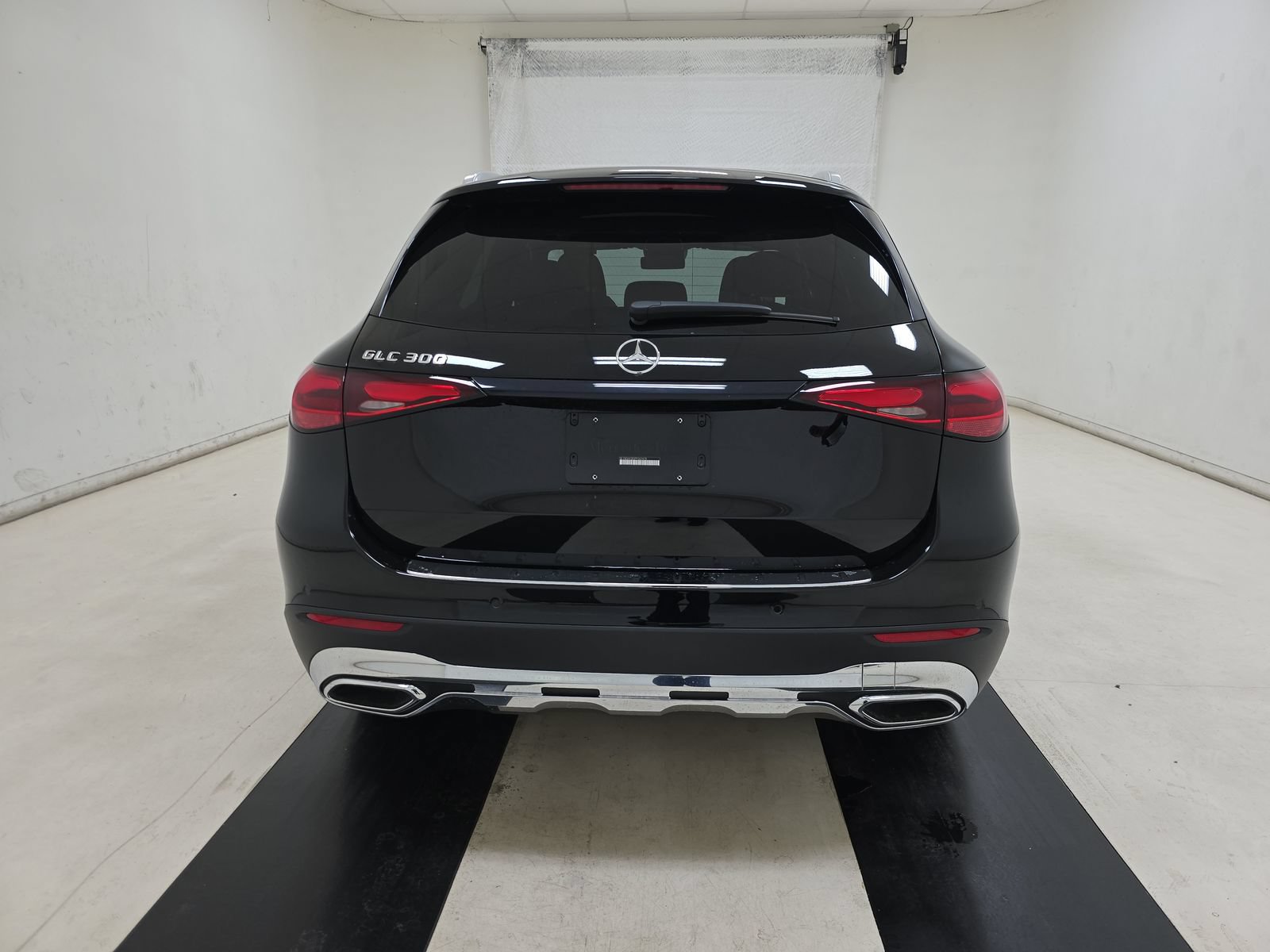 Used 2023 Mercedes-Benz GLC 300 w/ Exclusive Trim Package image 7