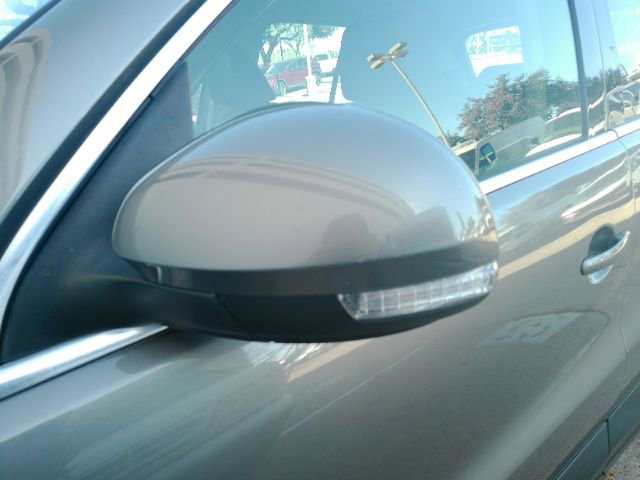 Used 2011 Volkswagen Tiguan SE image 14