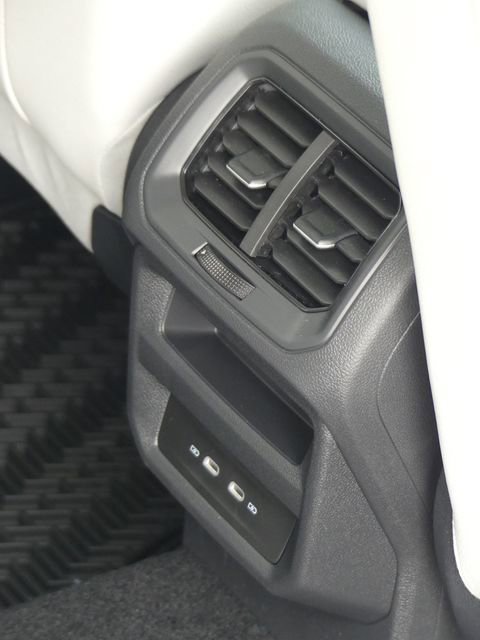 New 2026 Volkswagen Taos SE FWD image 17